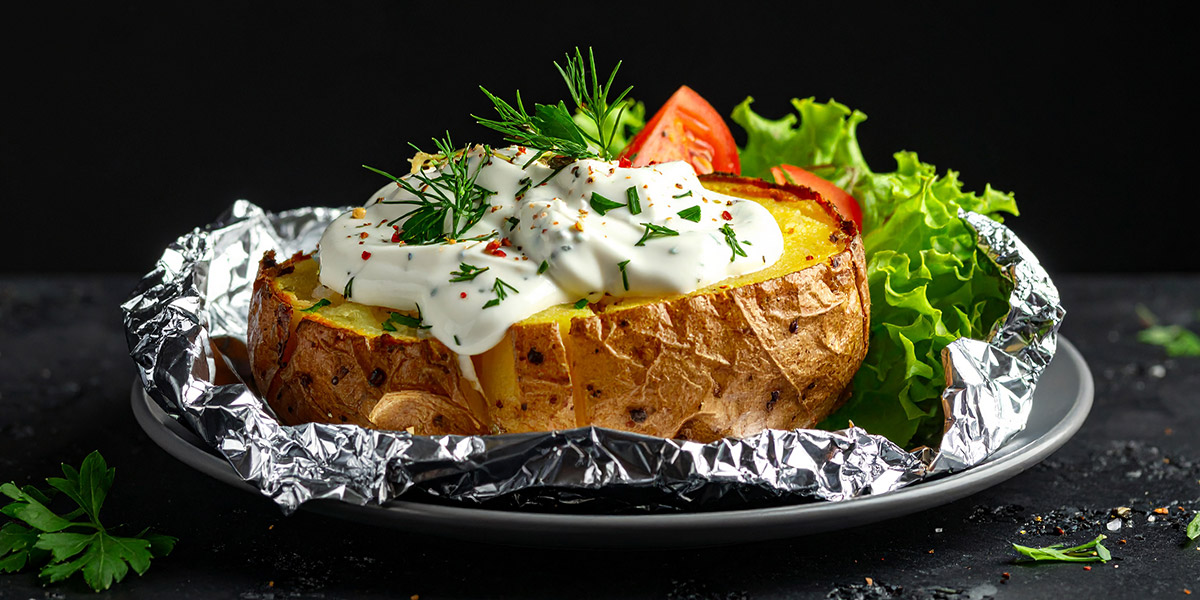 Folienkartoffel mit Knoblauch und Salat Em Altertümche